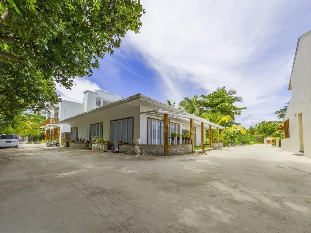 Отель Aadan Beach House 3*