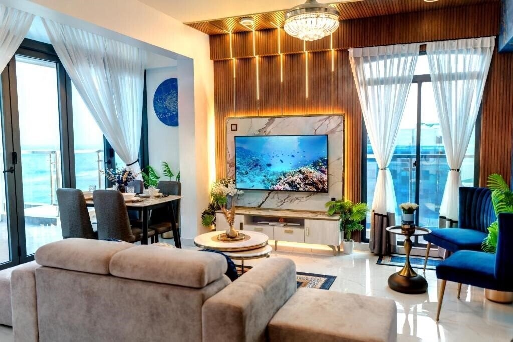 Готель Aina Residency 4*