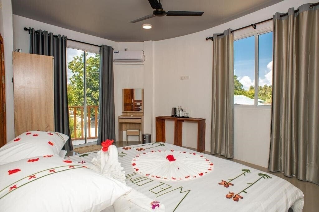 Зображення Finolhu Inn Dhigurah Guest House гостиный двор