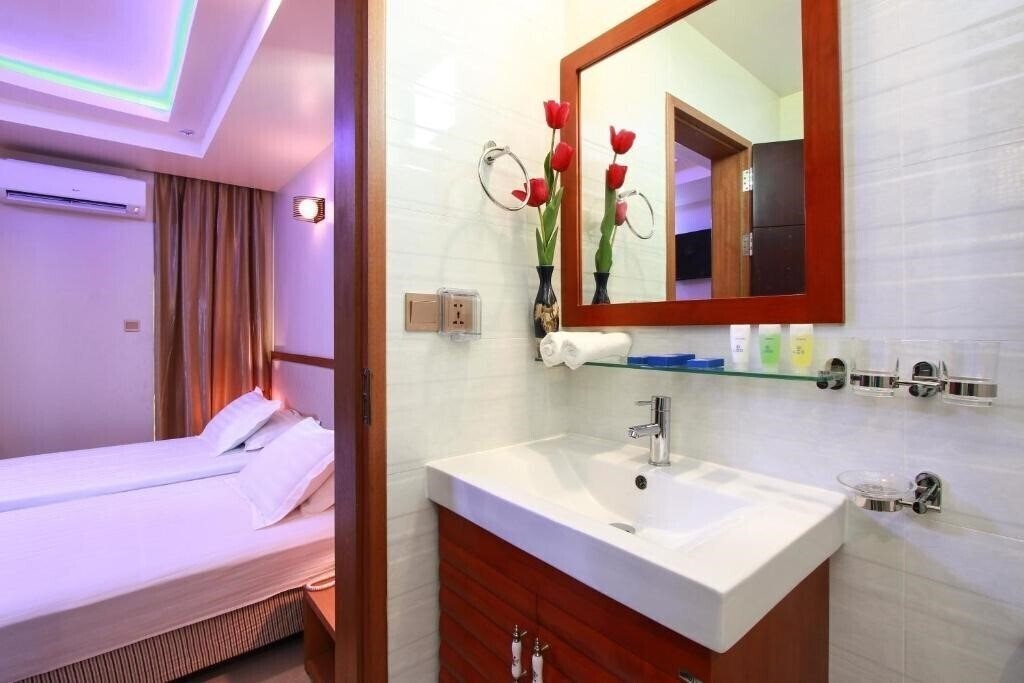 Фотография Season Holidays Hulhumale Guest House гостиный двор