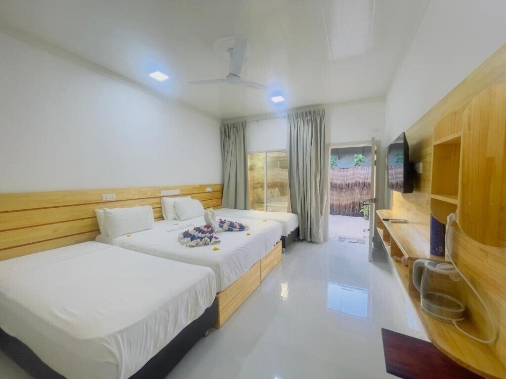 Фото Shoreline Grand Thoddoo Guest House гостиный двор