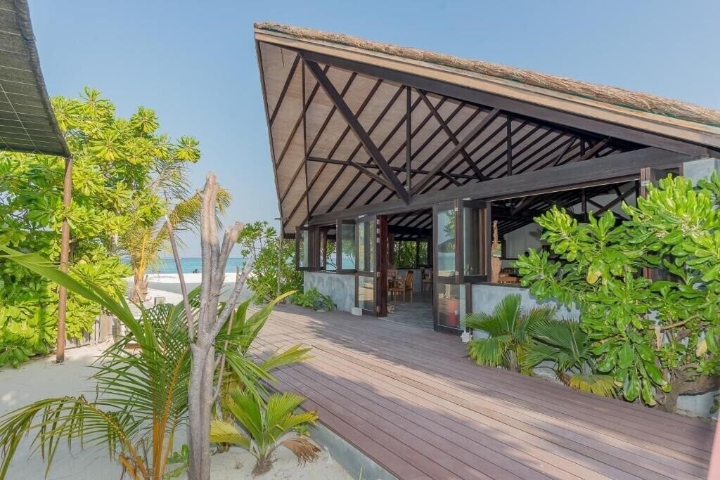 Отель Premier Beach Hotel Gulhi 4*
