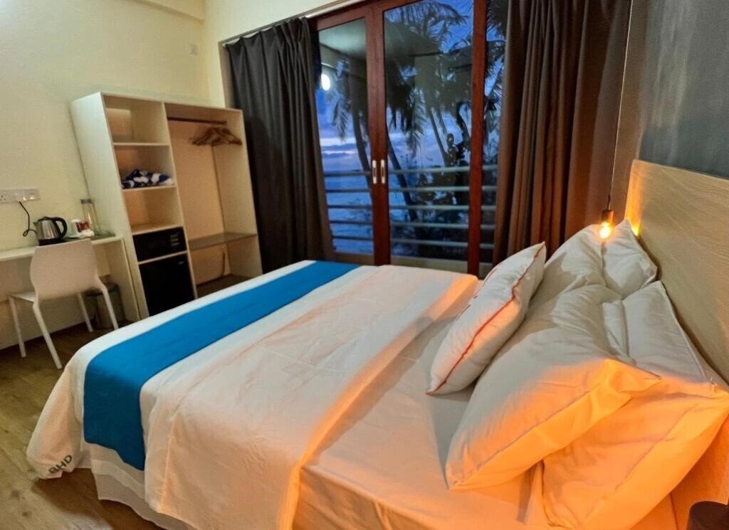 Фото Beach House Hotel Dhiffushi Island Guest House гостиный двор