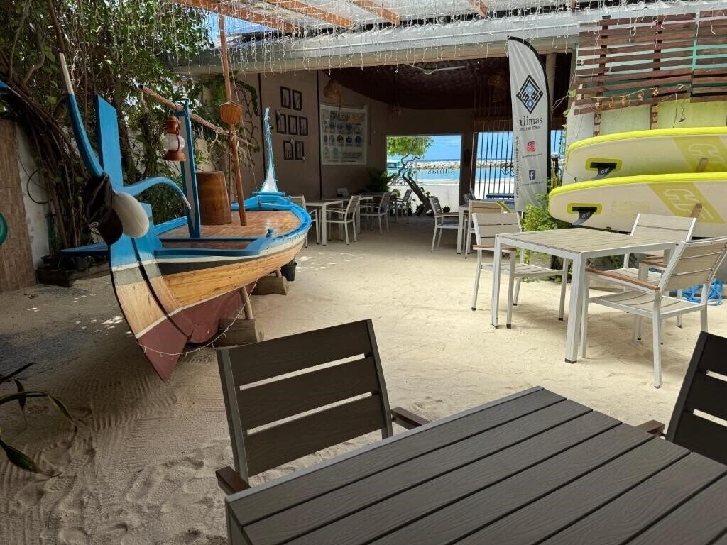 Фотографія Alimas Retreat Felidhoo Guest House гостиный двор