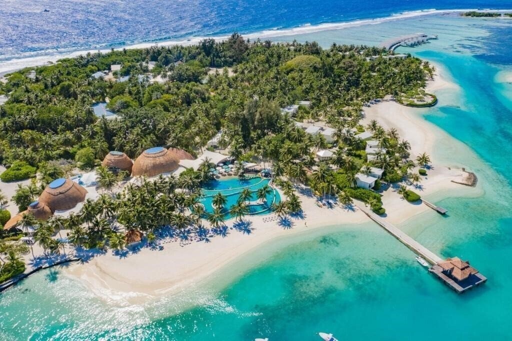 Отель Holiday Inn Resort Kandooma Maldives 4*