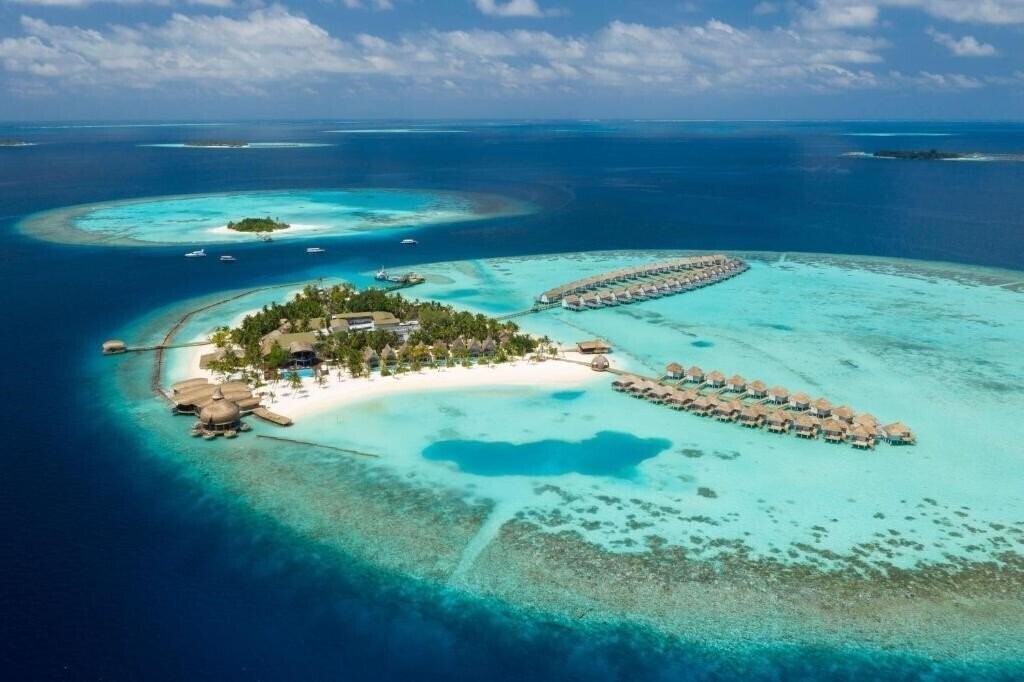 Готель Outrigger Maldives Maafushivaru Resort 5*