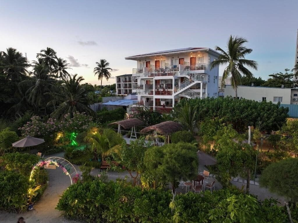 Готель Reef Edge Thulusdhoo Guest House гостиный двор