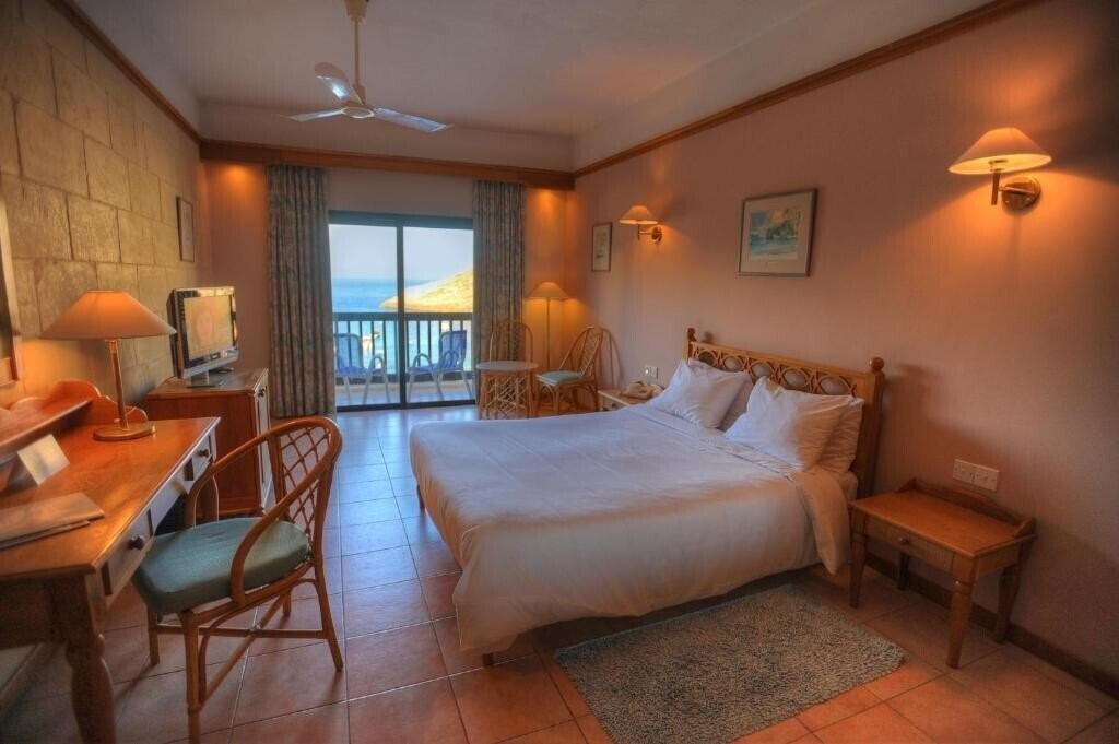 Отель St. Patricks Xlendi Bay 4*