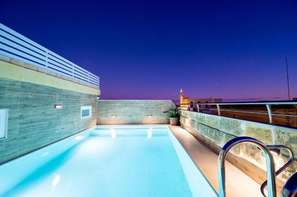 Готель C4 Retreats by Georges Boutique Living 4*
