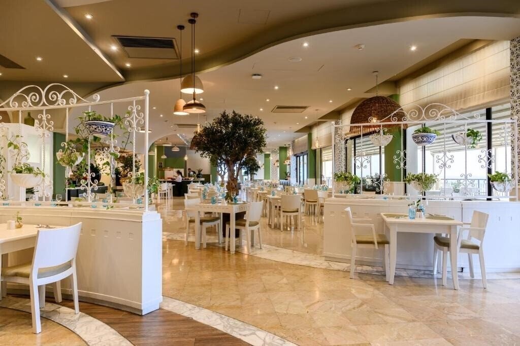 Картинка Marina Hotel At The Corinthia Beach Resort 4*