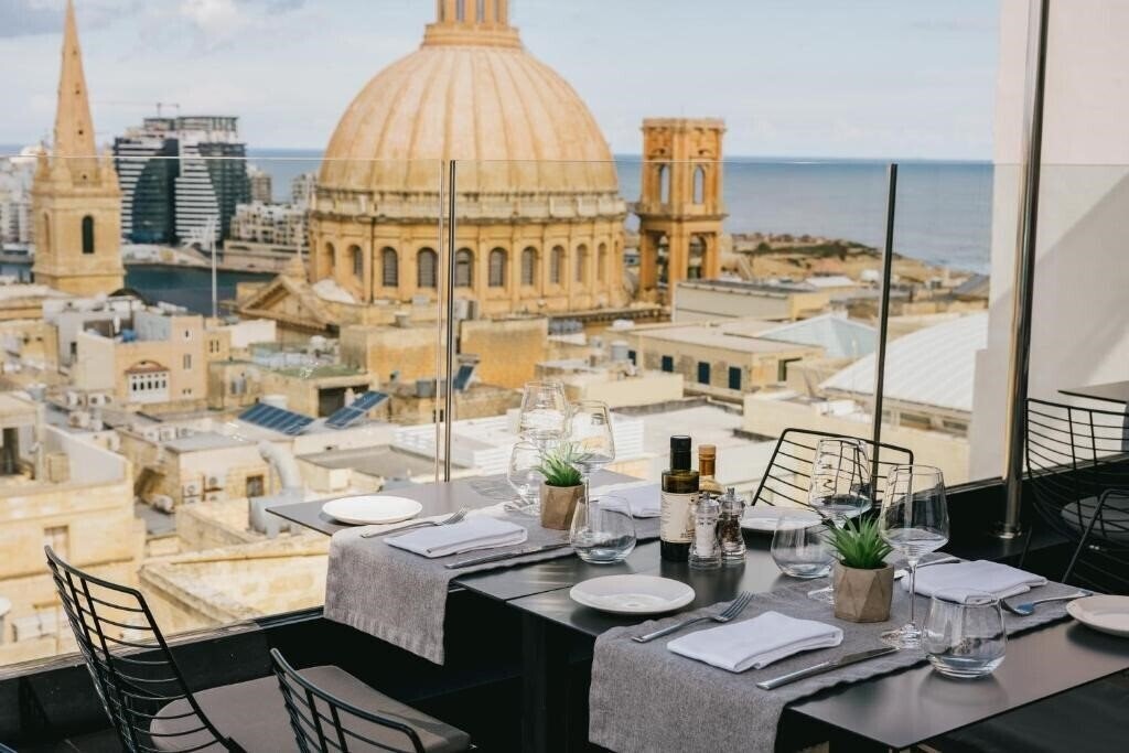 Отель The Embassy Valletta 4*