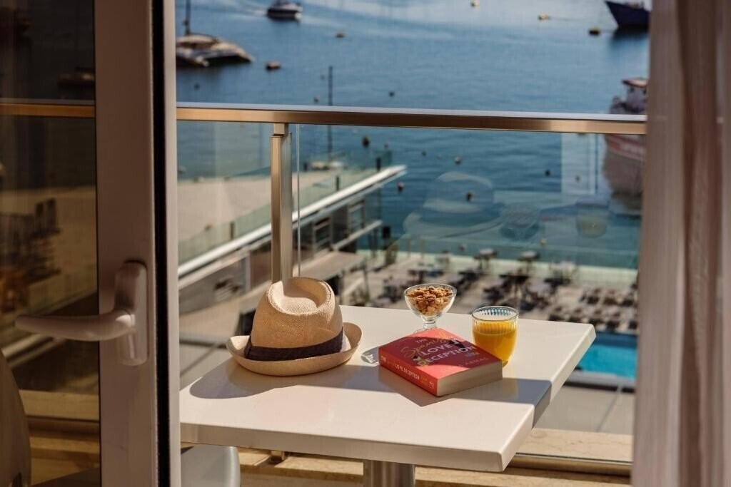 Готель 115 The Strand Aparthotel 3*