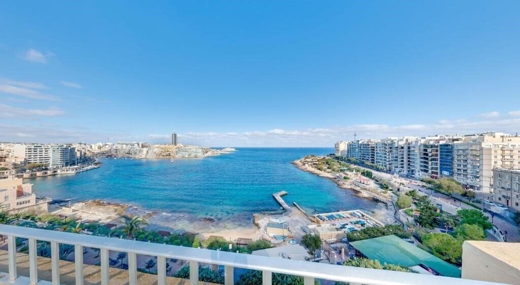 Готель Carlton Hotel 3*