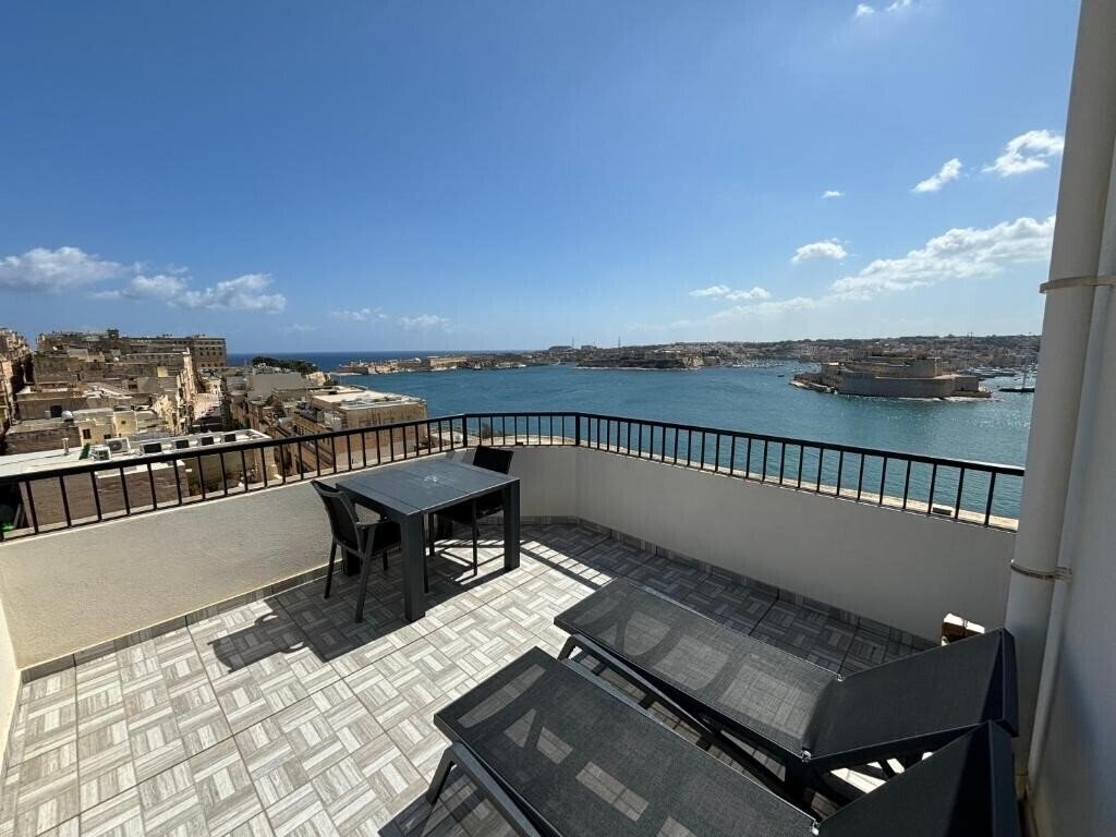 Фотографія Grand Harbour Hotel 2*