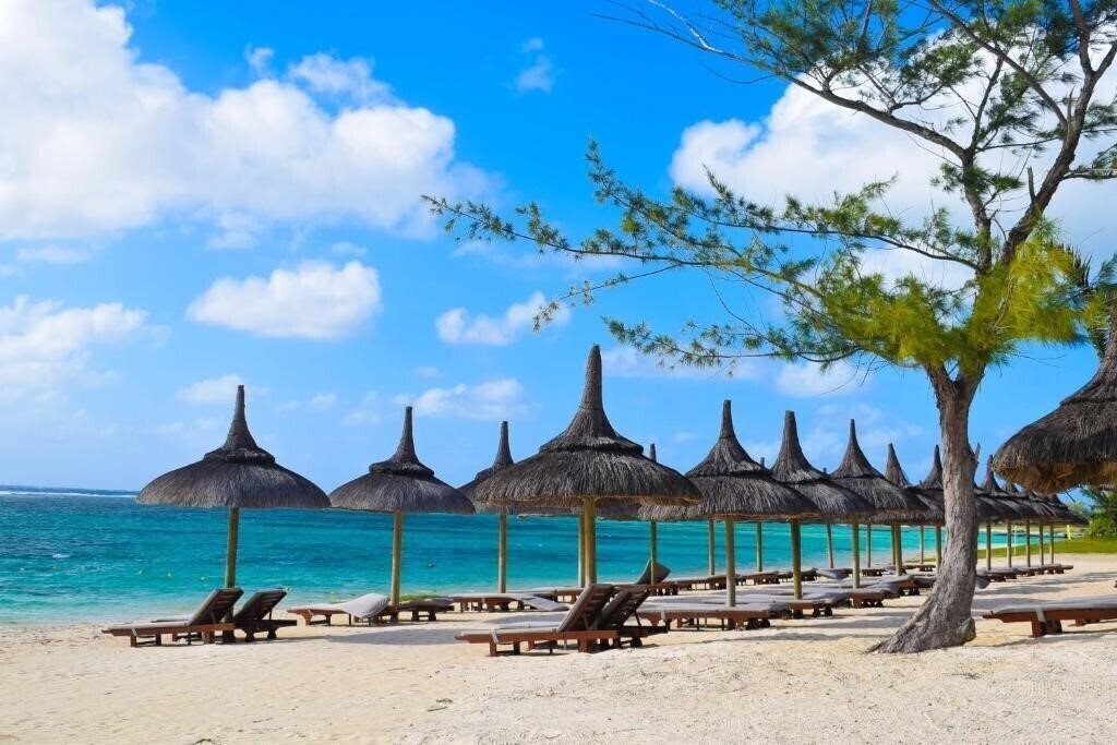 Фото Crystals Beach Resort Belle Mare 4*