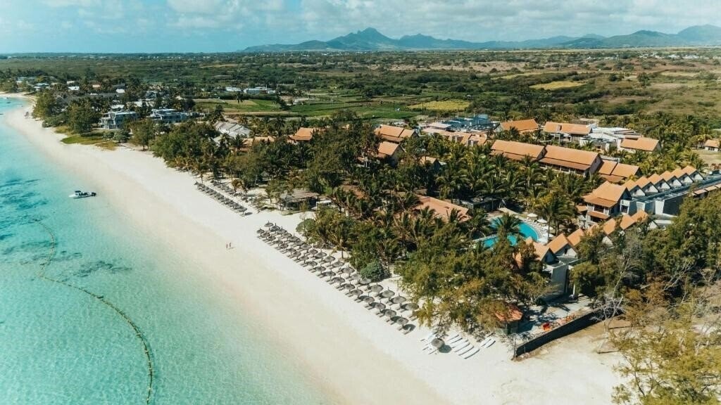 Отель Crystals Beach Resort Belle Mare 4*