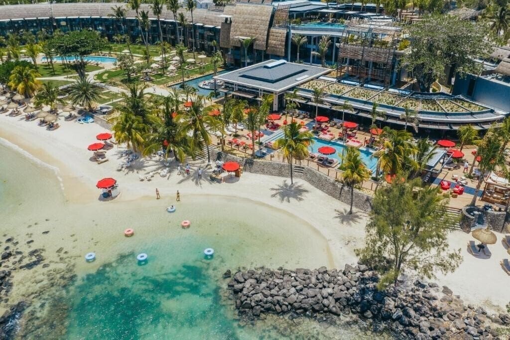 Готель LUX Grand Baie Resort & Residences 5*