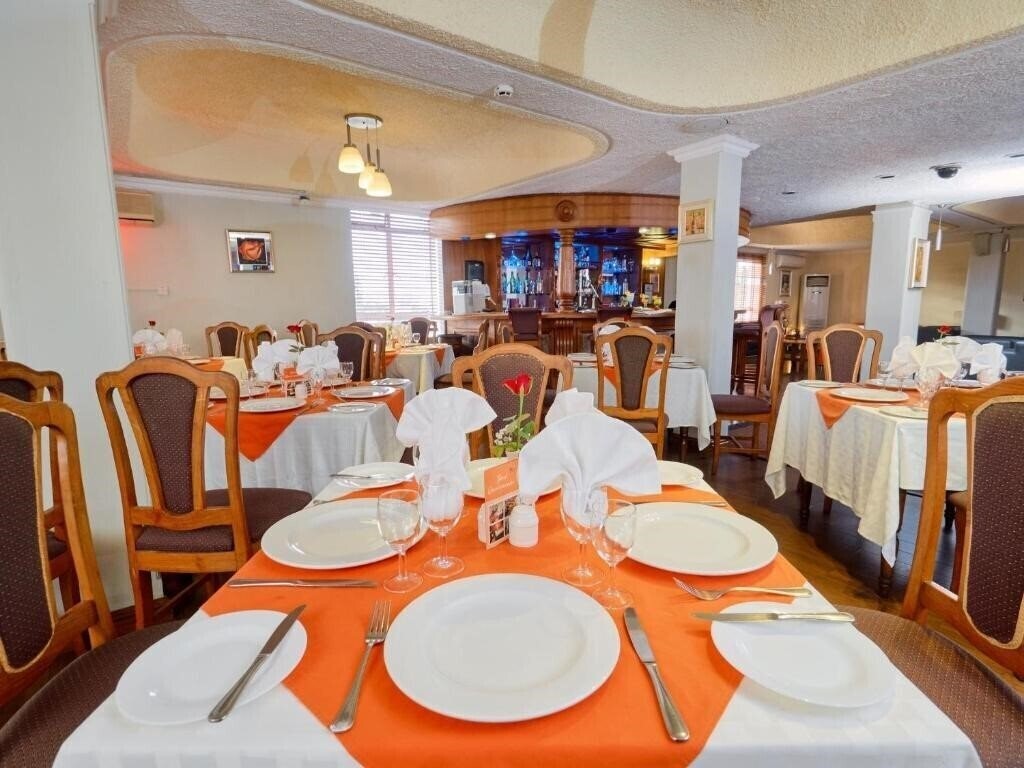 Отель Gold Crest 3*