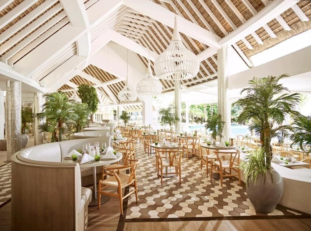 Фотографія LUX* Grand Gaube Resort & Villas 5*