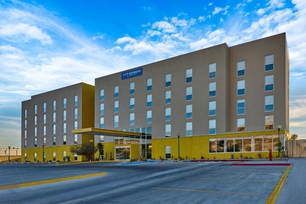 Отель City Express by Marriott La Paz 3*