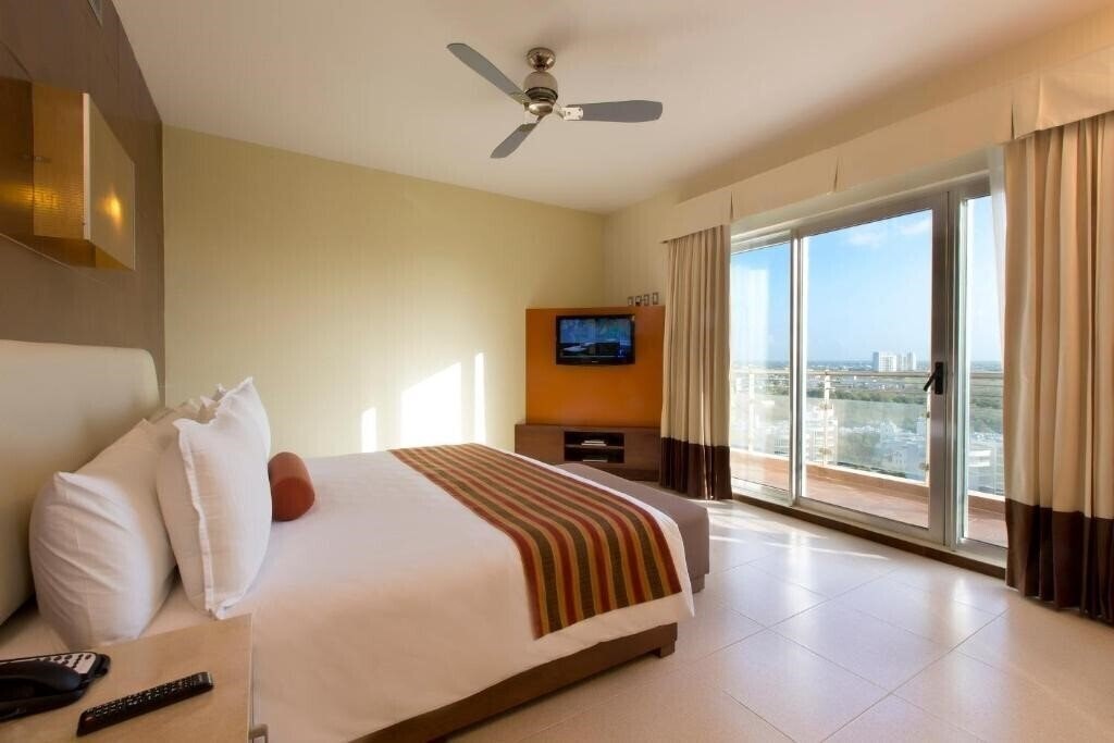 Готель Krystal Urban Cancun Centro 4*