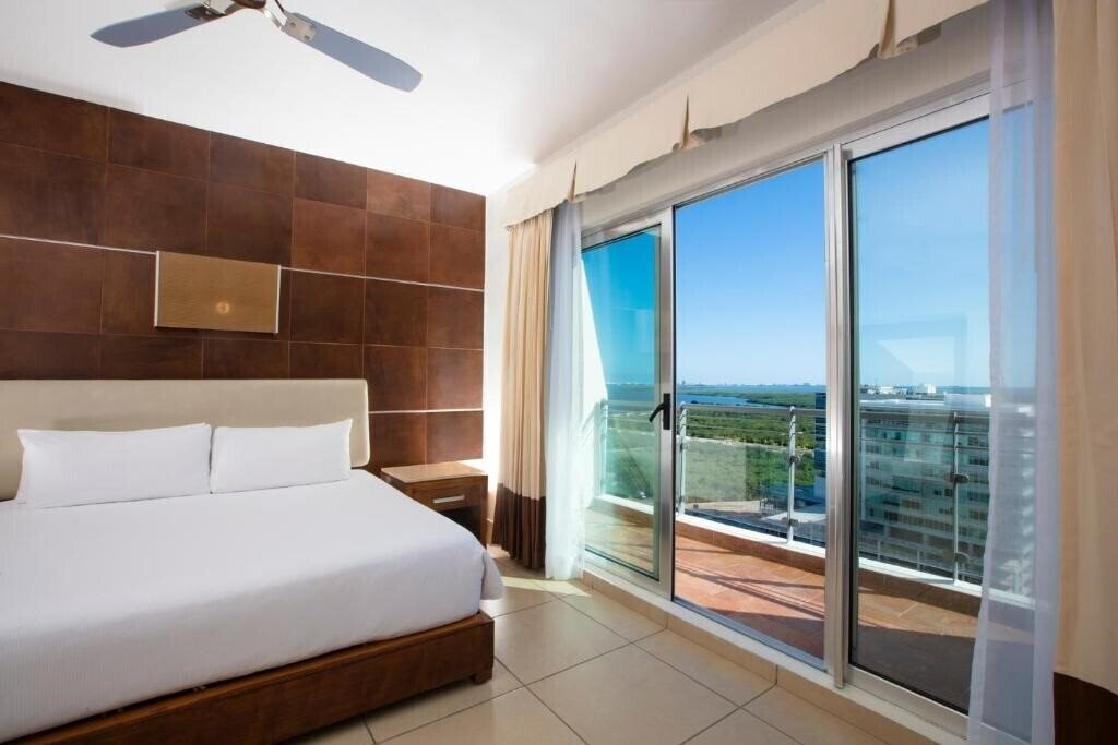 Отель Krystal Urban Cancun Malecon 4*