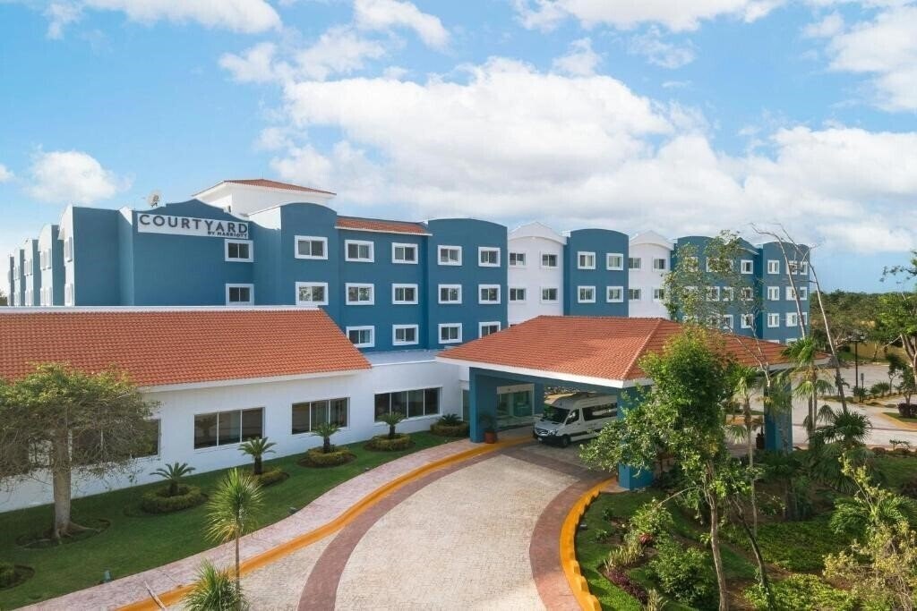 Отель Courtyard By Marriott Cancun 4*