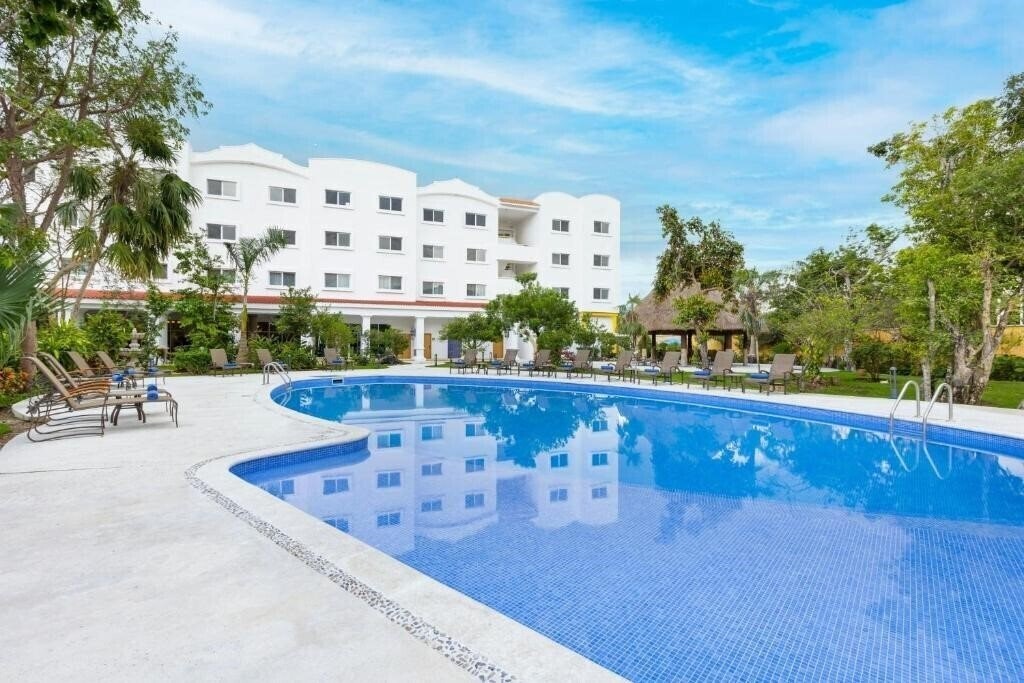 Изображение Courtyard By Marriott Cancun 4*