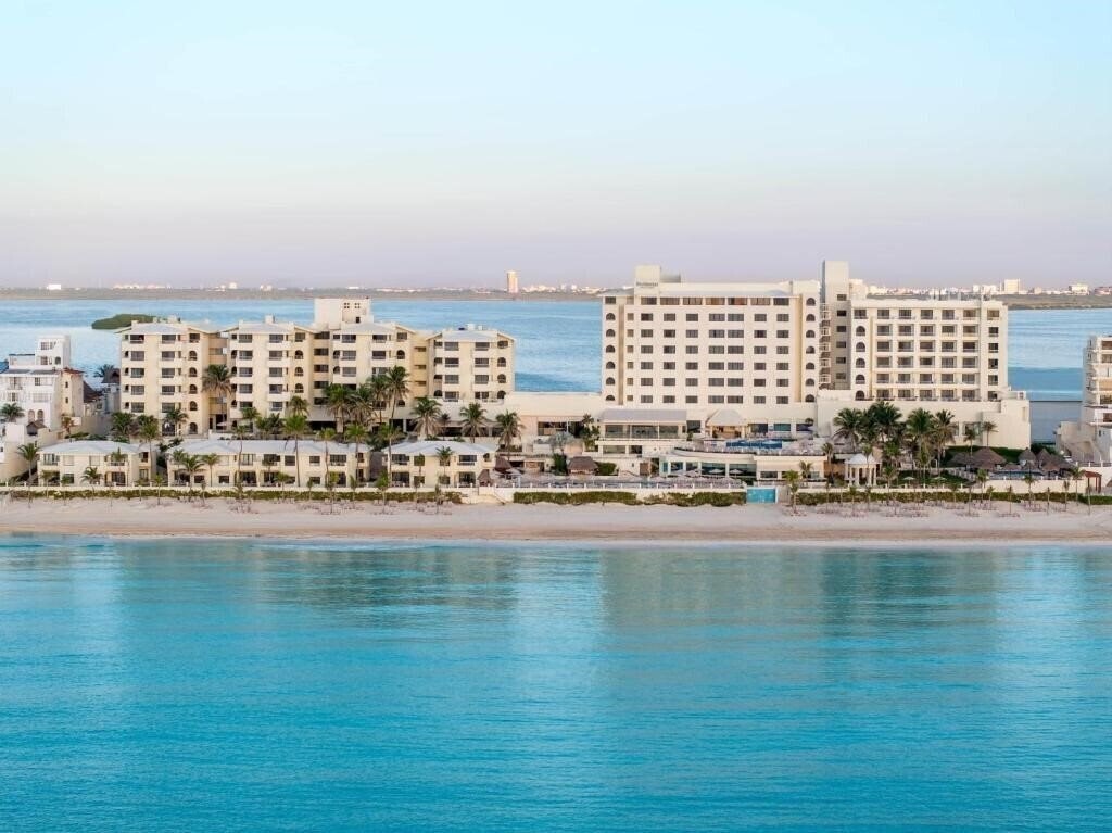 Отель Barcelo Tucancun Beach 4*