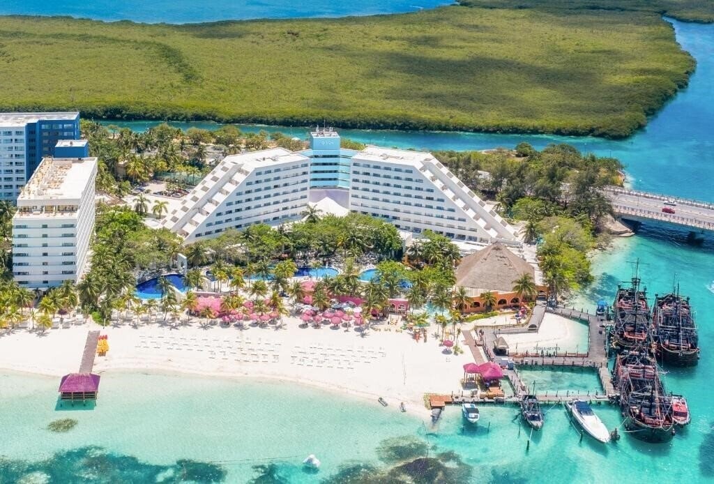 Отель Oasis Palm Beach 4*