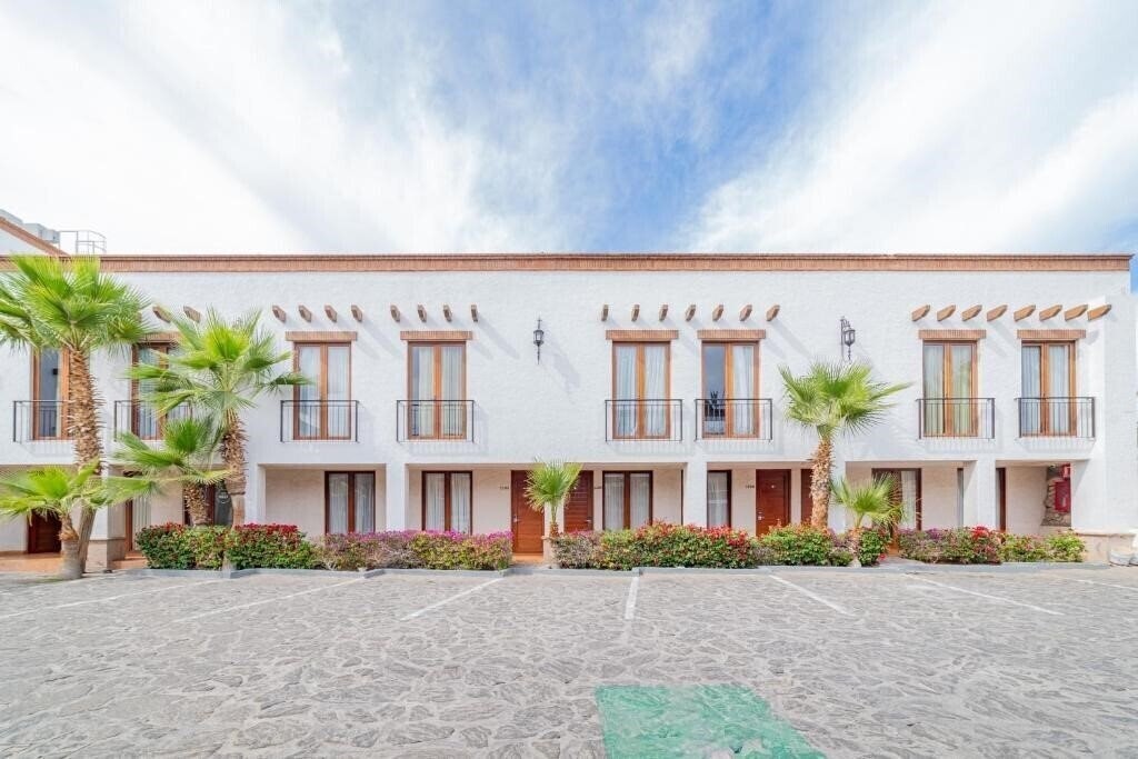 Отель Seven Crown La Paz Centro 4*
