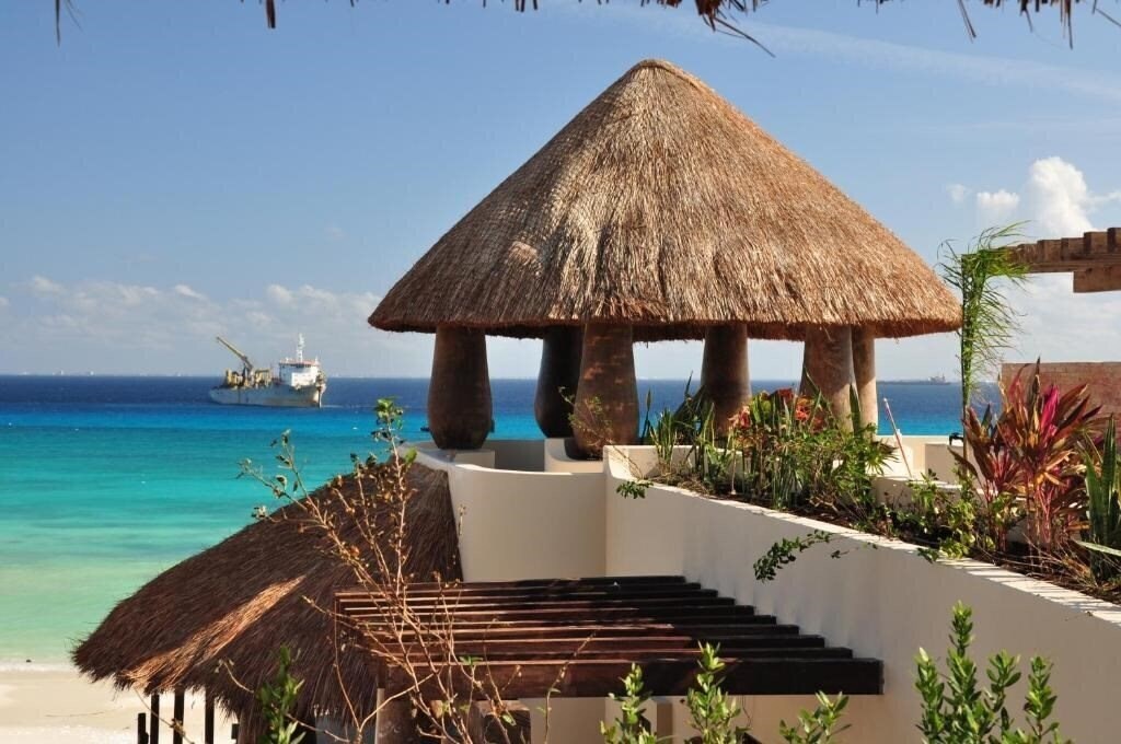 Фотография El Taj Ocean Front & Beachside Condo 5*