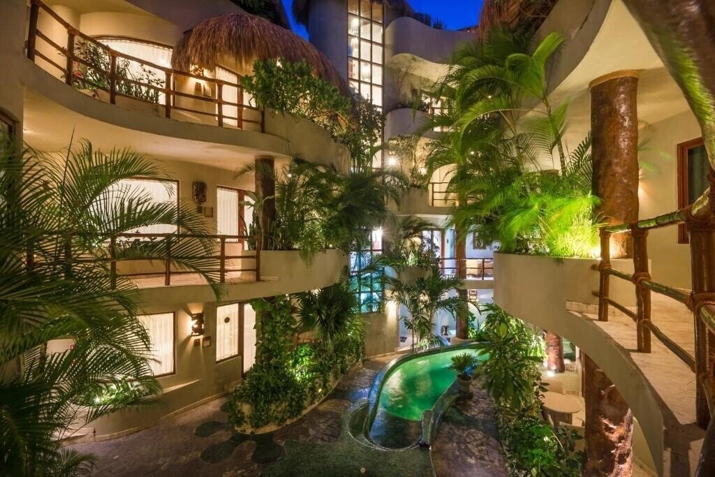 Отель Maya Villa Condo Hotel & Beach Club 4*