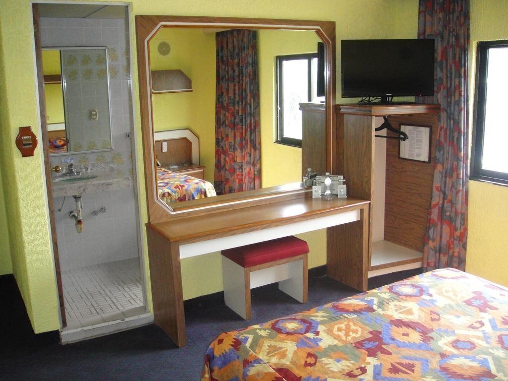 Отель El Patio Hotel & Suites 3*