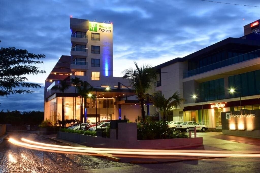 Фото Holiday Inn Express Puerto Vallarta 4*