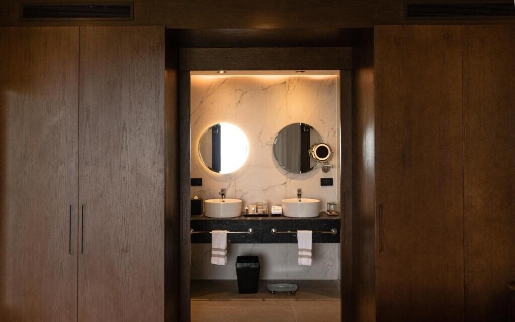 Фото The Fives Oceanfront 5*