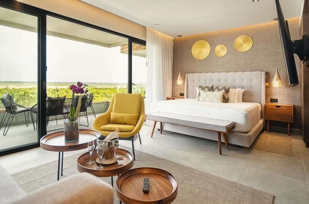 Фото The Fives Oceanfront 5*