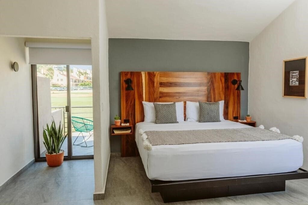 Фото Six Two Four Hotel 3*