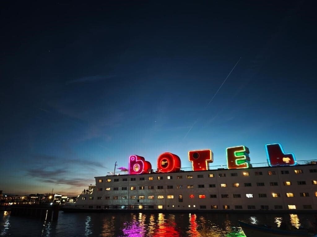 Готель Amstel Botel 3*