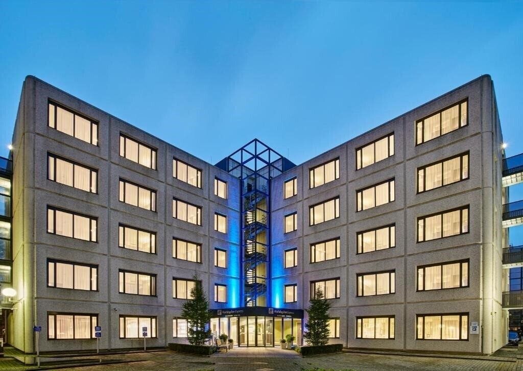 Готель Holiday Inn Express Amsterdam - Schiphol 3*