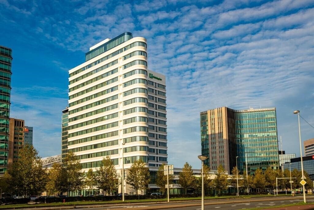 Готель Holiday Inn Express Arena Towers 3*
