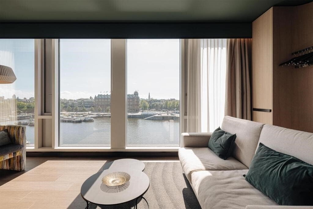Фото DoubleTree by Hilton Amsterdam Centraal Station 4*