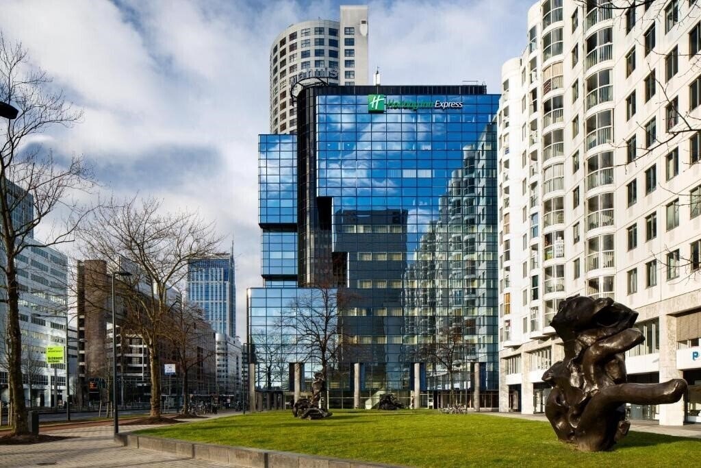 Отель Holiday Inn Express Rotterdam - Central Station 3*