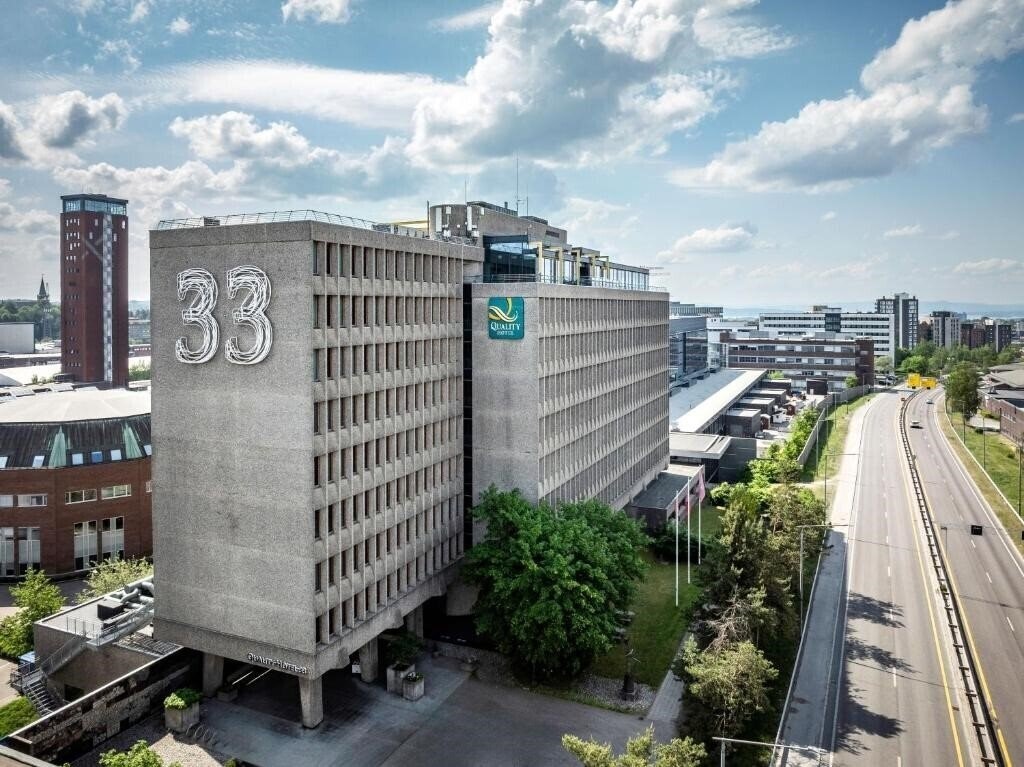 Отель Quality Hotel 33 3*