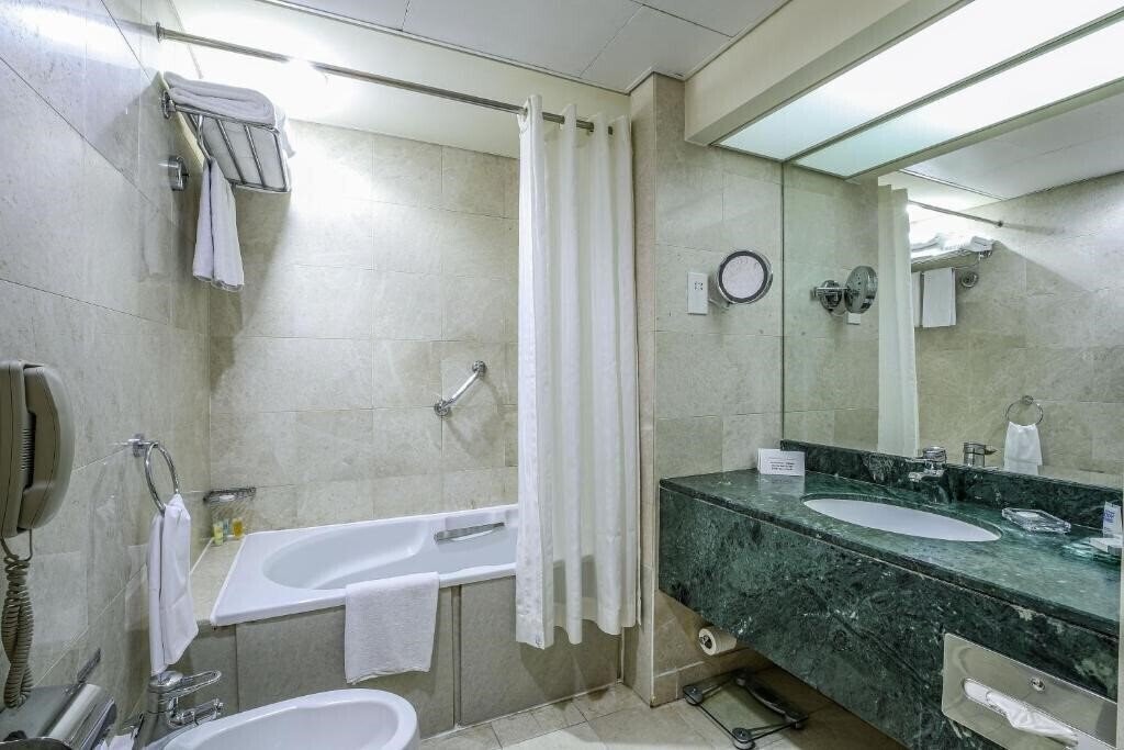 Фотографія Millennium Downtown Abu Dhabi (ex. Millennium Plaza Downtown, Crowne Plaza Abu Dhabi) 5*