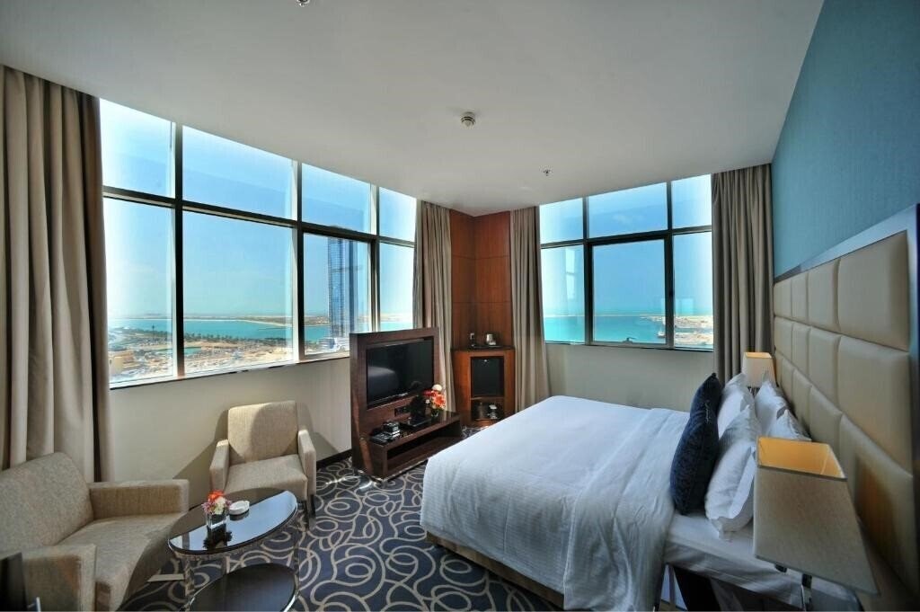 Готель Ramada Abu Dhabi Corniche 4*