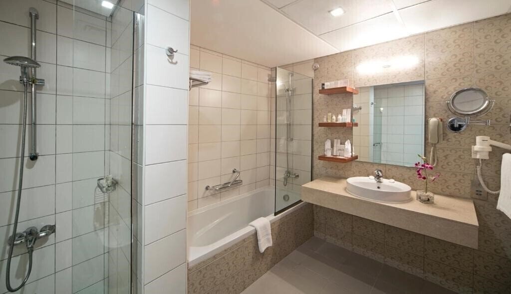 Готель City Seasons Al Hamra Hotel Abu Dhabi 4*