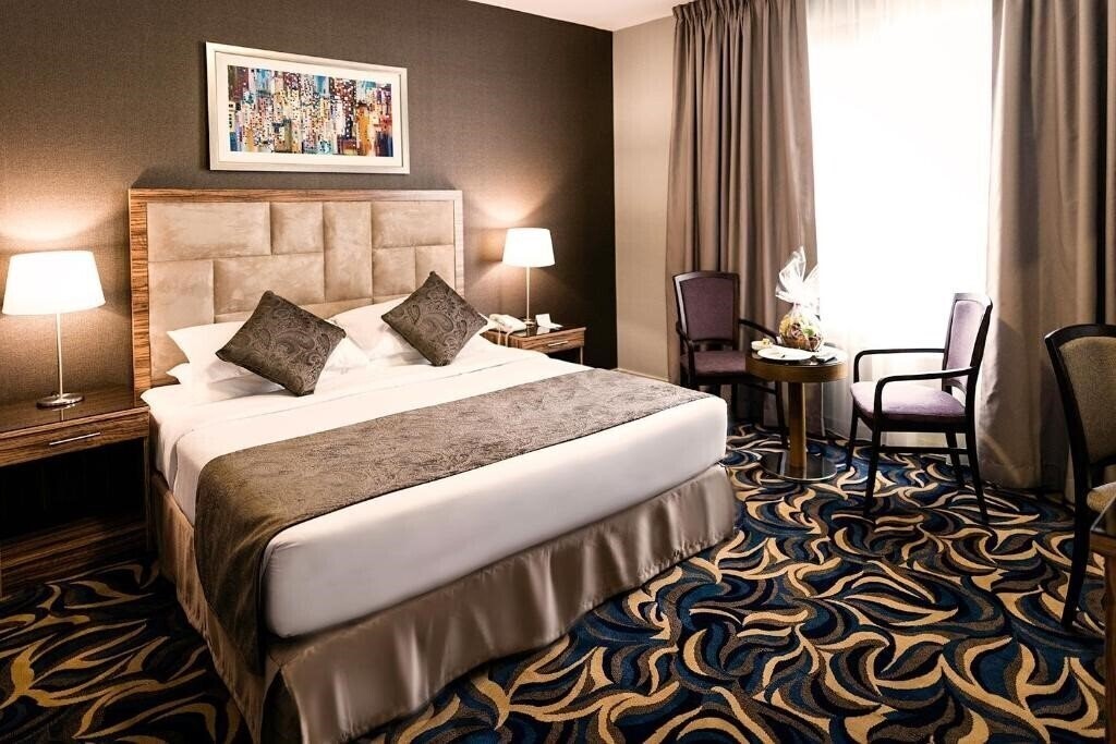 Готель Emirates Plaza Hotel 2*