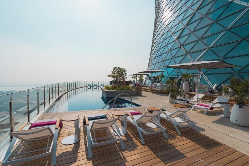 Отель Andaz Capital Gate Abu Dhabi by Hyatt 5*