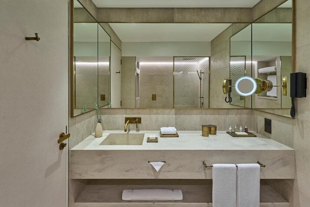 Фотографія Erth Hotel Abu Dhabi 5*